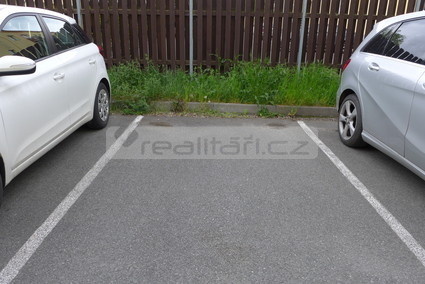 Pronájem parkovacího stání na oploceném pozemku Plzeň – Slovany - Fotka 1