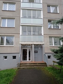 Klidné bydlení v panelovém domě v Plzni! - Fotka 1