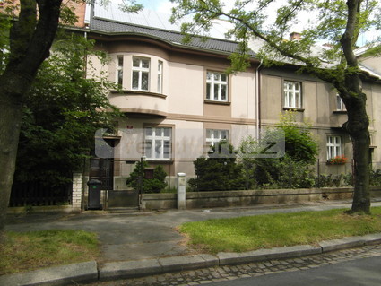 Pronájem prostorného bytu 2+1+L se zahradou v Plzni na Slovanech - Fotka 1