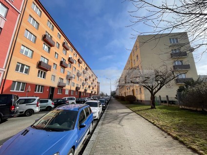 Prodej slunného bytu 2+1 s podílem na velkém, oploceném pozemku za domem, Alešova ulice, Plzeň-Bory - Fotka 1