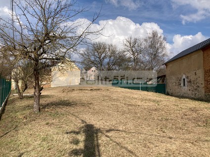Stavební pozemek 936 m² s novou elektro přípojkou a oplocením | Lipno u Hracholuské přehrady - Fotka 1