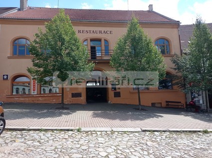 Pronájem kavárny, cukrárny či bistra v Nepomuku na náměstí! - Fotka 1